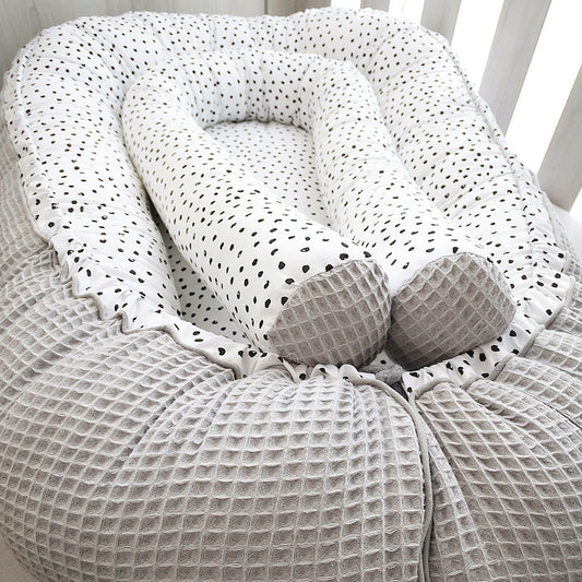 Baby nest monochrome