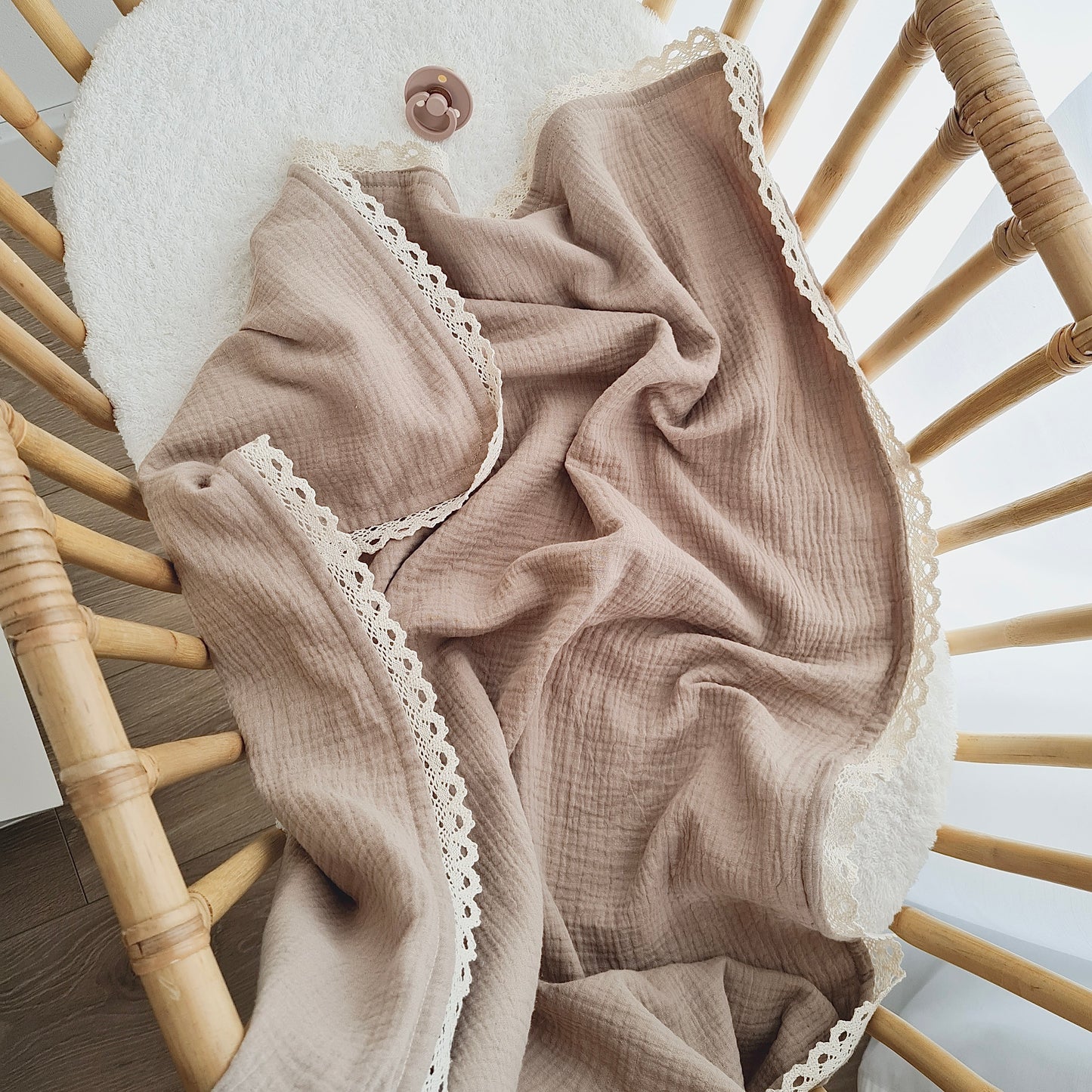 Muslin blanket with lace beige