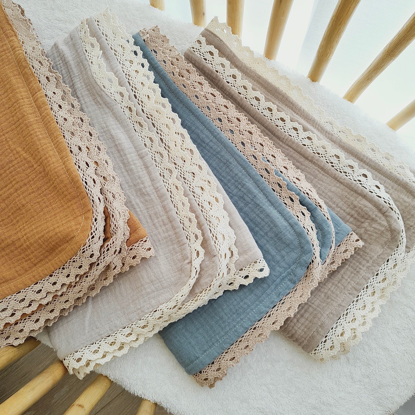 Muslin blanket with lace beige