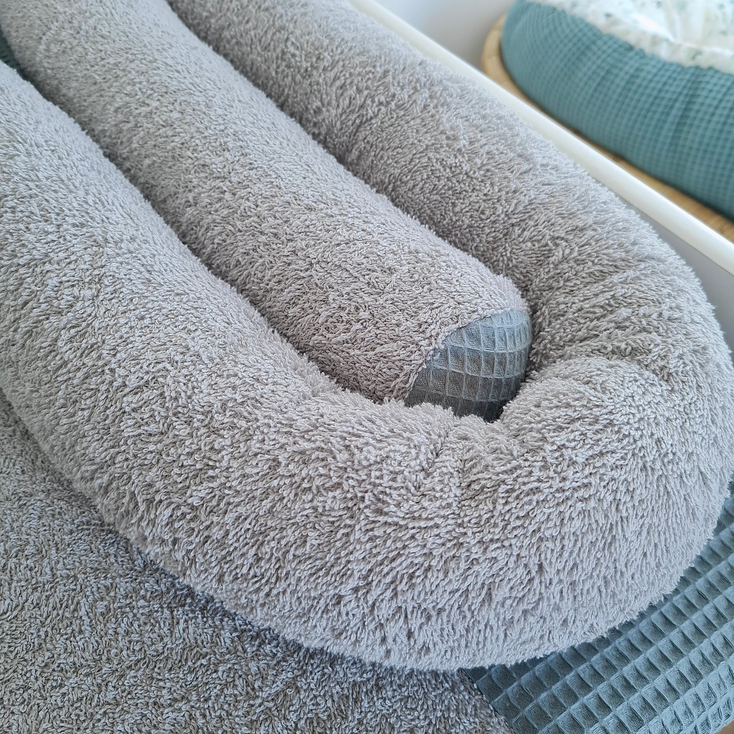 Bed snake terry cloth grey/old green