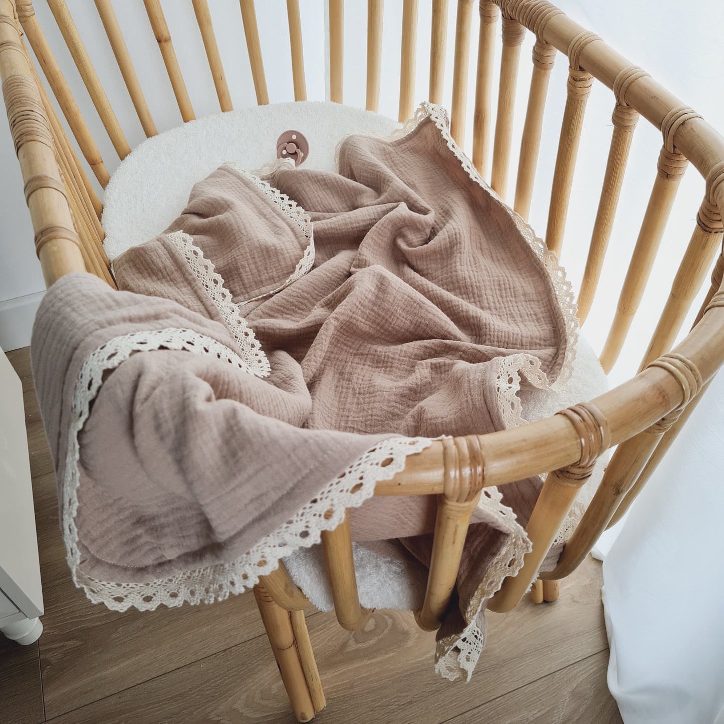 Muslin blanket with lace beige